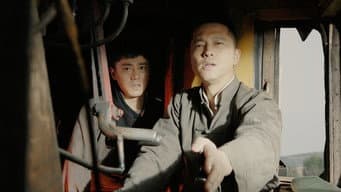 本善开火车撞工厂大门