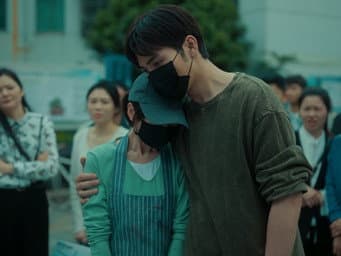 秦南思北家门口被媒体围追