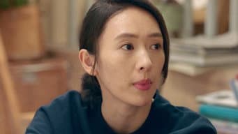 闺蜜三人照看婴儿