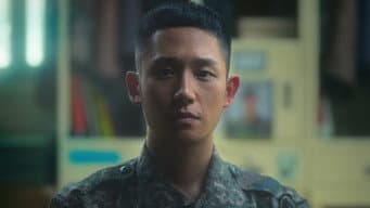 拿着花的男人