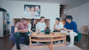 三个人睡在同一张床上！